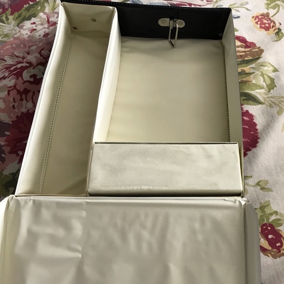 Vintage Barbie Travel Case 2002 - Picture 4 of 5